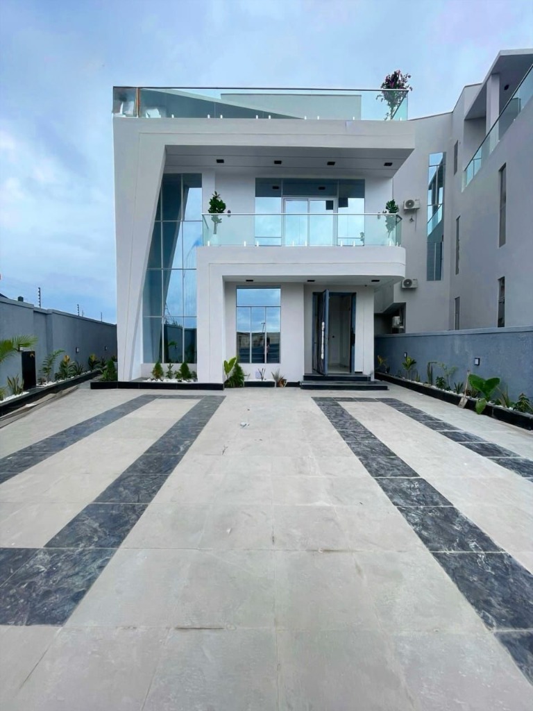 Smart 5-Bed Fully Detached Duplex Chevron Lekki